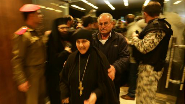 As freiras libertadas na Síria chegam a Jdeidet Yabus, do lado sírio da fronteira com o Líbano