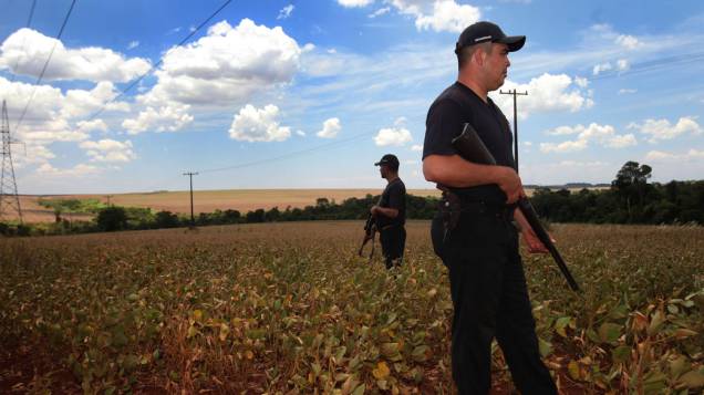 Seguranças particulares vigiam campos de soja em propriedade de brasileiros, em Ñacunday, no Alto Paraná, Paraguai