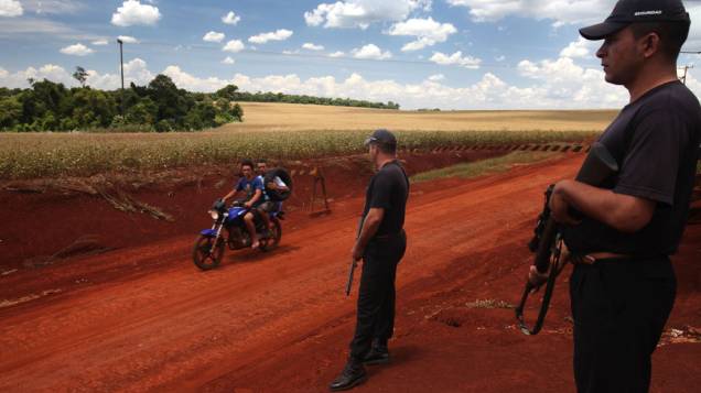 Seguranças particulares observam movimento em estrada que corta a zona rural de Ñacunday, no Alto Paraná, Paraguai