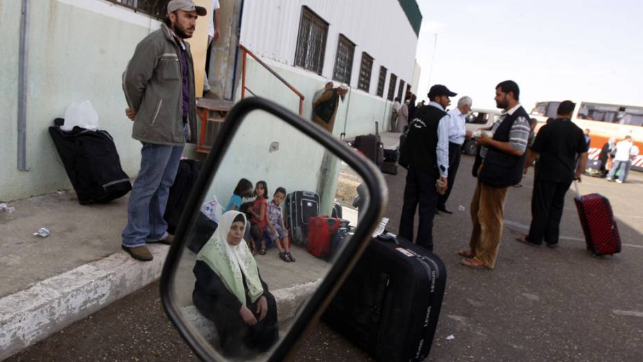 Palestinos aguardam para atravessar a fronteira com o Egito, na cidade de Rafah, em Gaza