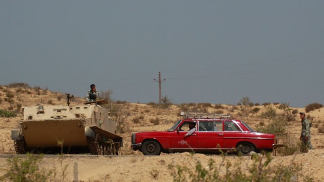 Táxi palestinos passa por posto do exército egípcio após a reabertura da fronteira do país com a Faixa de Gaza