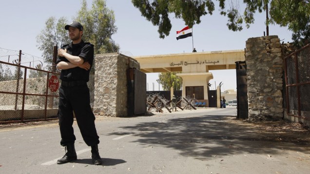 Policial faz a segurança da fronteira com o Egito, em Rafah, na Faixa de Gaza