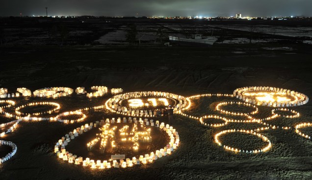 <p>Velas e lamparinas compõem o memorial na cidade de Miyagi, parte do primeiro aniversário do terremoto seguido de tsunami que devastou o Japão em 11 de março de 2011 e deixou 19.000 pessoas mortas</p>