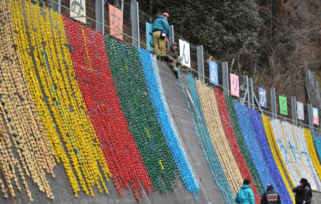<p>Japoneses penduram papeis coloridos simbolizando as orações para as vidas perdidas no terremoto seguido de tsunami que destruiu várias cidades japonesas em 11 de março de 2011 </p>