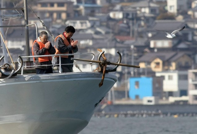 <p>Pescadores oferecem preces para as vítimas do terremoto seguido de tsubami, na cidade de Ofunato, na região de Iwate, uma das mais atingidas pelo desastre há um ano</p>