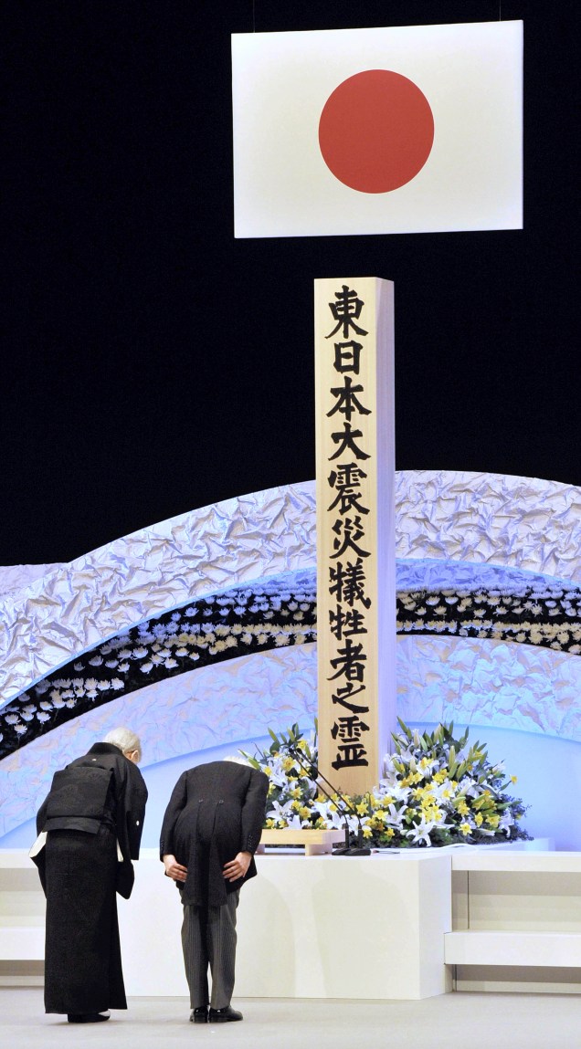 <p>O imperador japonês Akihito (à direita) e a imperatriz Michiko se curvam durante o memorial nacional para as vítimas da tragédia de 11 de março, 2011. Um terremoto seguido de tsunami devastou a costa japonesa e deixou 19.000 mortos</p>