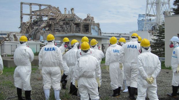 Inspetores da Agência Internacional de Energia Atômica observam usina de Fukushima