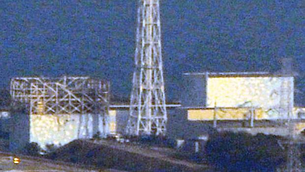 Fukushima: à esquerda, o reator número 1 que foi danificado com uma explosão no sábado