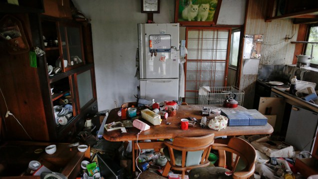 Relógio mostra a hora do terremoto de 2011 na cozinha de uma casa danificada na cidade de Namie