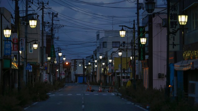 Iluminação em rua da cidade evacuada de Namie, no Japão