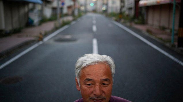 Naoto Matsumura, 53, vive sozinho dentro da zona de exclusão nuclear com 50 vacas, dois gatos, um cachorro, um cavalo pônei e dois avestruzes após o desastre obrigou cerca de 160 mil pessoas a fugir de suas casas