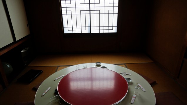 Restaurante vazio na região de Fukushima. Mais de 20 mil ex-moradores de Namie podem visitar suas casas uma vez por mês com permissões especiais, mas não estão autorizados a passar a noite dentro da zona de exclusão