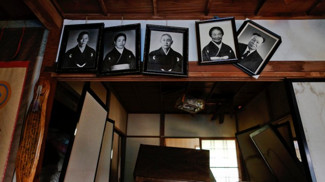 Fotografias em uma casa abandonada em Namie, na região de Fukushima