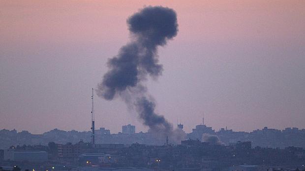 Fumaça é vista após bombardeio no norte da Faixa de Gaza