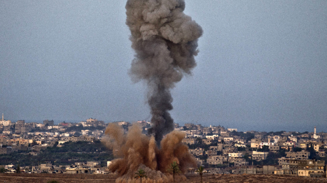 Fumaça produzida por ataque aéreo israelense em Gaza nesta sexta-feira