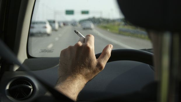 Tabagismo: Passageiros de carro de fumantes sofrem com altos níveis de poluentes