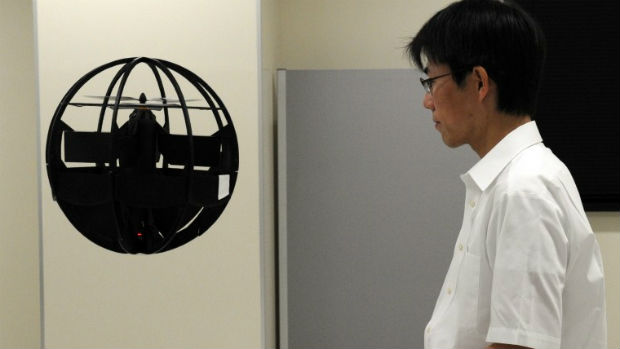 O engenheiro japonês Fumiyuki Sato mostra sua criação, um veículo aéreo de observação guiado por controle remoto, no Centro de Tecnologia Avançada de Defesa, em Tóquio