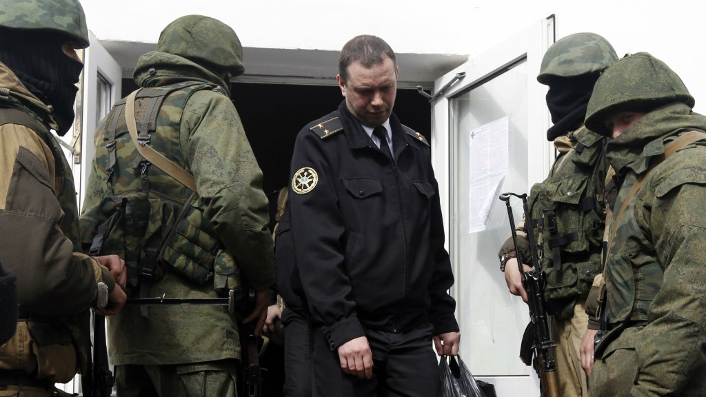 Funcionário da Marinha ucraniana deixa base naval após ofensiva de grupo armado pró-Rússia