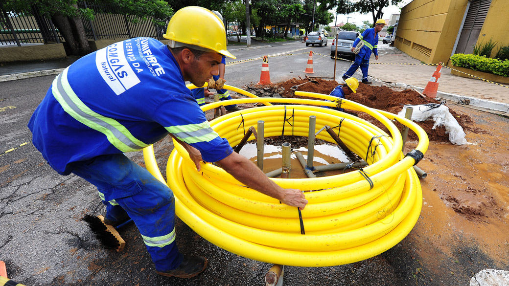 Funcionários da Comgas durante instalação em São Paulo
