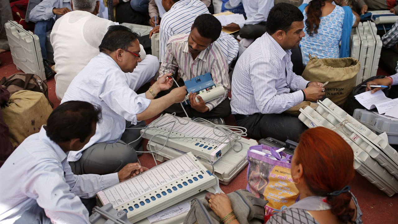 Funcionários públicos preparam as urnas eletrônicas que serão usadas nas eleições da Índia