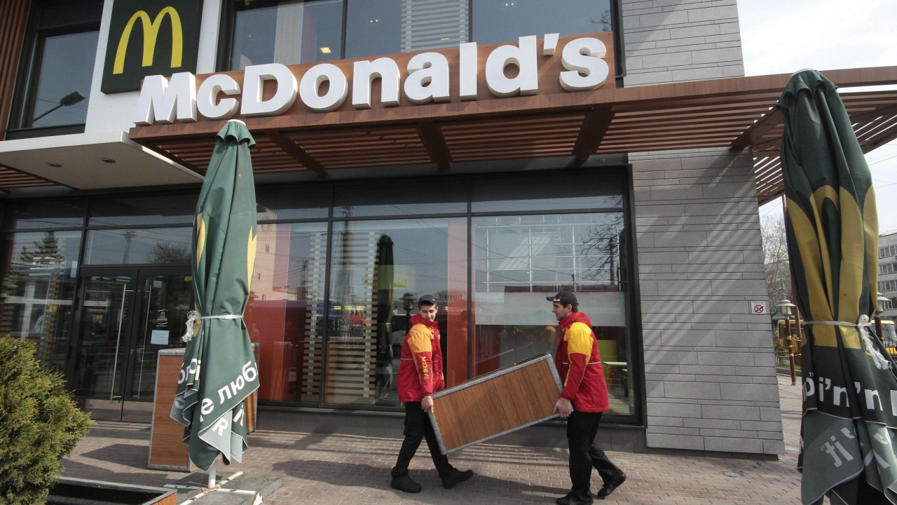 Funcionários removem a mobília de um restaurante do McDonald's em Simferopol, na Crimeia, que foi fechado após a anexação da região à Rússia