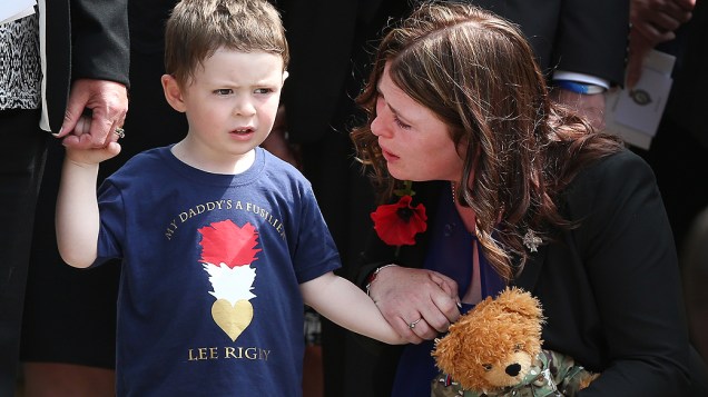 Jack Rigby, 2, consolado por sua mãe Rebecca durante o funeral de seu pai, o fuzileiro Lee Rigby, morto em maio, após ser atacado por dois homens em Woolwich