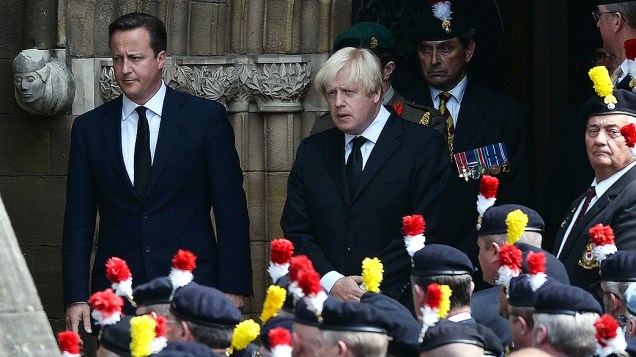O Primeiro-ministro britânico David Cameron e o prefeito de Londres, Boris Johnson deixam Igreja Paroquial em Bury seguindo o funeral do fuzileiro Lee Rigby, nesta sexta-feira (12/07/2013)
