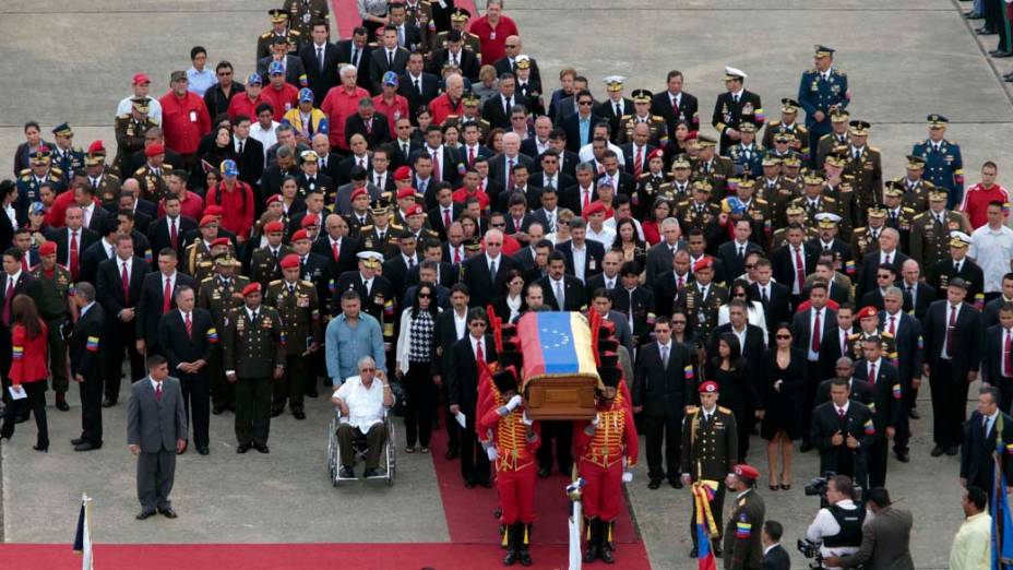 Caixão de Hugo Chávez é carregado para cortejo pelas ruas da capital Caracas