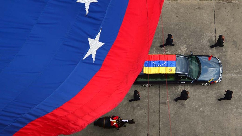 Cortejo fúnebre de Hugo Chávez pelas ruas da capital Caracas