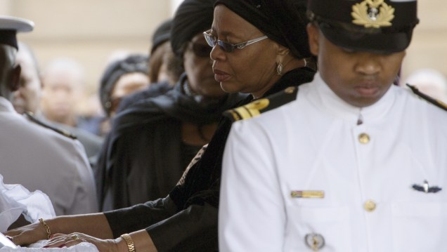 A viúva de Mandela, Graça Machel, diante do caixão do marido, em Pretória