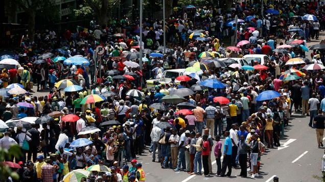Sul-africanos esperam para se despedir de Mandela em Pretória, nesta quarta-feira (11)