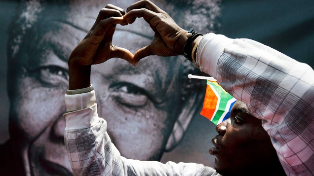 Sul-africanos esperam para se despedir de Mandela em Pretória, nesta quarta-feira (11)