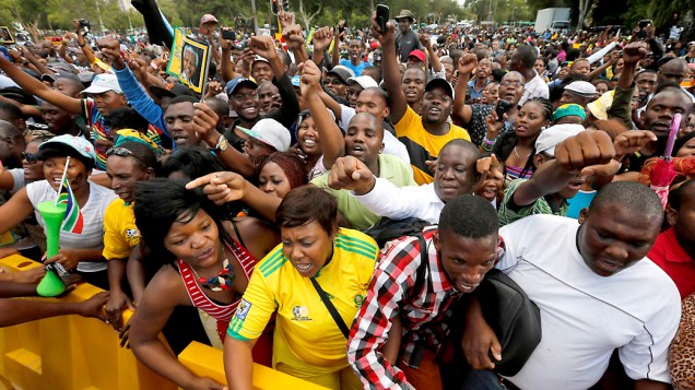 Multidão se aglomera atrás de uma barreira feita pela polícia, após serem impedidos de entrar no velório de Nelson Mandela, em Pretória