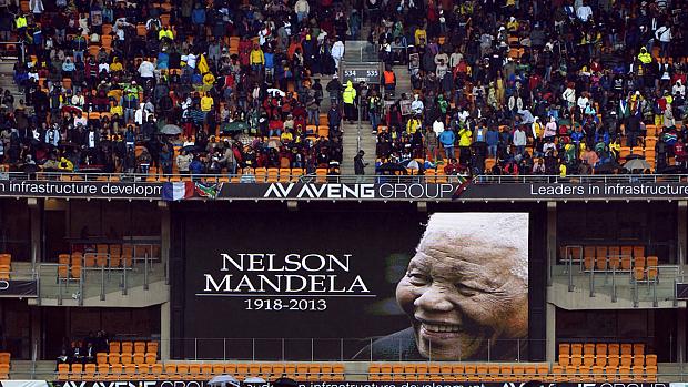 Público da cerimônia de adeus a Mandela