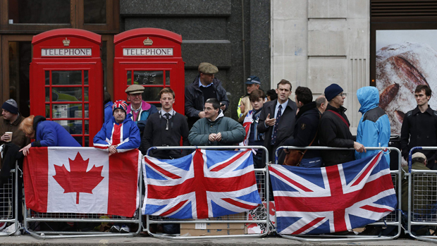 Público assiste cortejo fúnebre da ex-primeira-ministra britânica Margaret Thatcher, em Londres