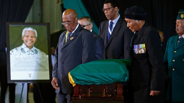 Veteranos da luta pela independência da África do Sul carregam o caixão de Mandela durante cerimônia de despedida, em Pretória