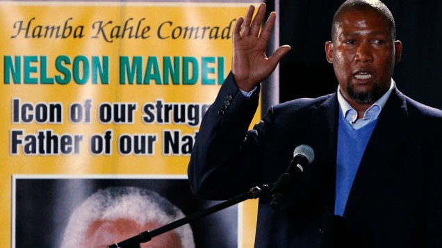 Neto de Mandela faz discurso na despedida no aeroporto de Pretória, na África do Sul