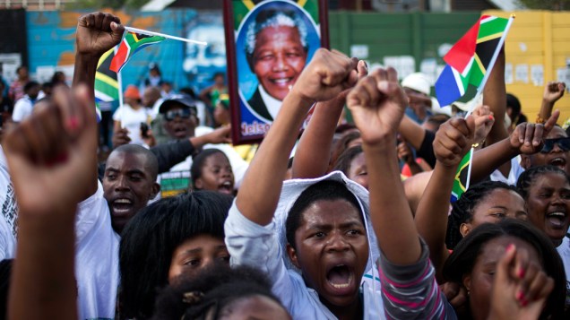 Sul-africanos durante cortejo fúnebre de Nelson Mandela