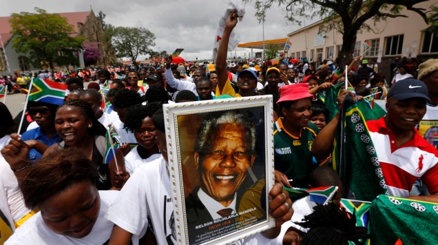 Sul-africanos durante cortejo fúnebre de Nelson Mandela