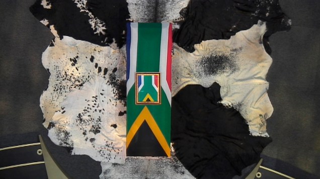 Caixão de Nelson Mandela envolto na bandeira da África do Sul