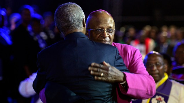 O arcebispo Desmond Tutu e o ex-presidente sul-africano Thabo Mbeki se cumprimentam, em Qunu