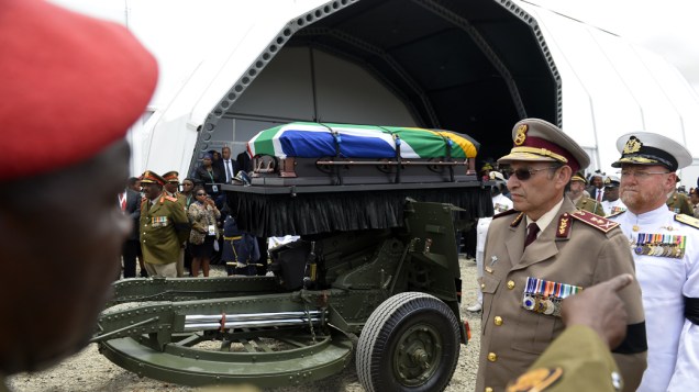 Corpo de Nelson Mandela segue para enterro em Qunu