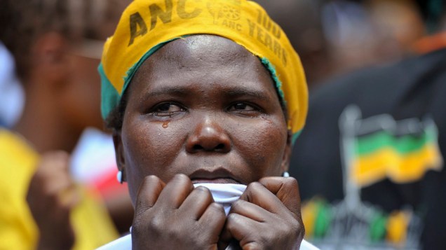Em Johannesburgo, mulher chora durante transmissão do enterro de Nelson Mandela