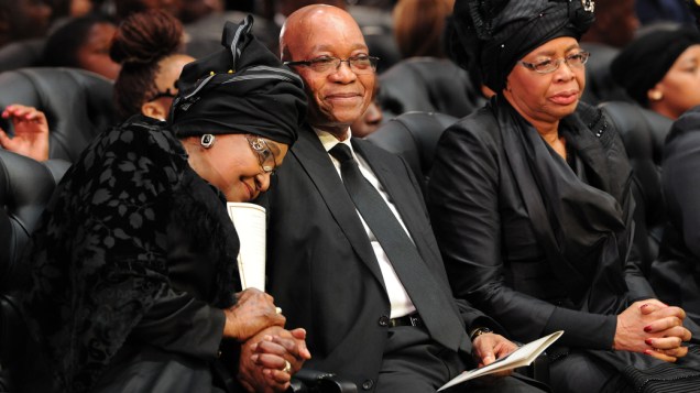 A ex-mulher de Nelson Mandela, Winnie Mandela, e o presidente sul-africano, Jacob Zuma, em Qunu