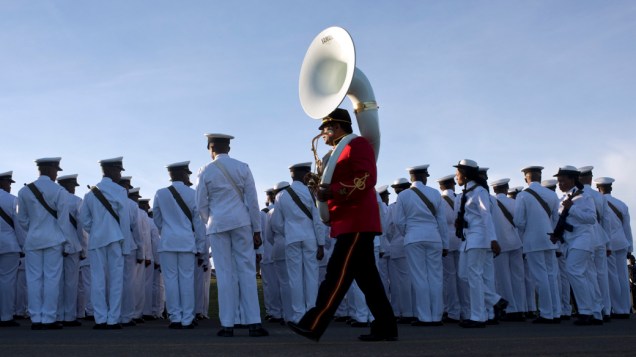 Membros da Marinha sul-africana diante da tenda do funeral em Qunu