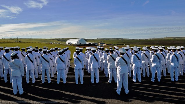 Membros da Marinha sul-africana diante da tenda do funeral em Qunu