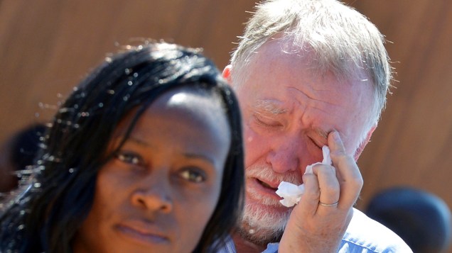 Homem chora após passar pelo caixão de Nelson Mandela, em Pretória