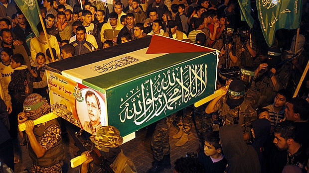 Palestinos carregam caixão simbólico do preso Maisara Abou Hamdiyeh, condenado pela Justiça de Israel