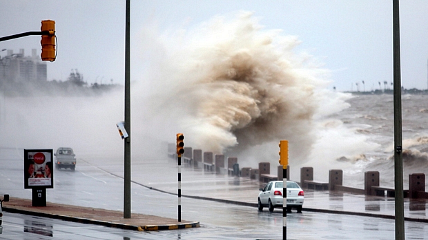 Depois de assustar Jamaica, furacão Sandy passa pela Cuba