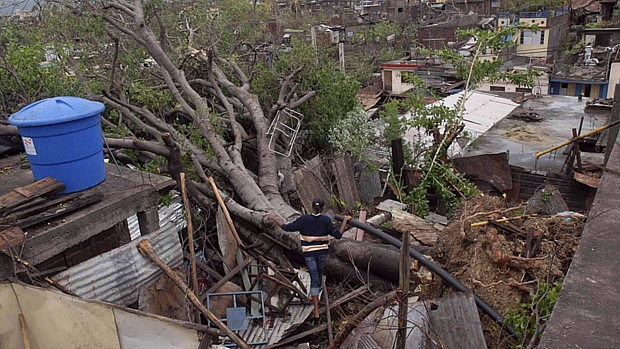 Em Santiago de Cuba, árvores derrubadas pelo furacão Sandy foram uma das principais causas das mortes